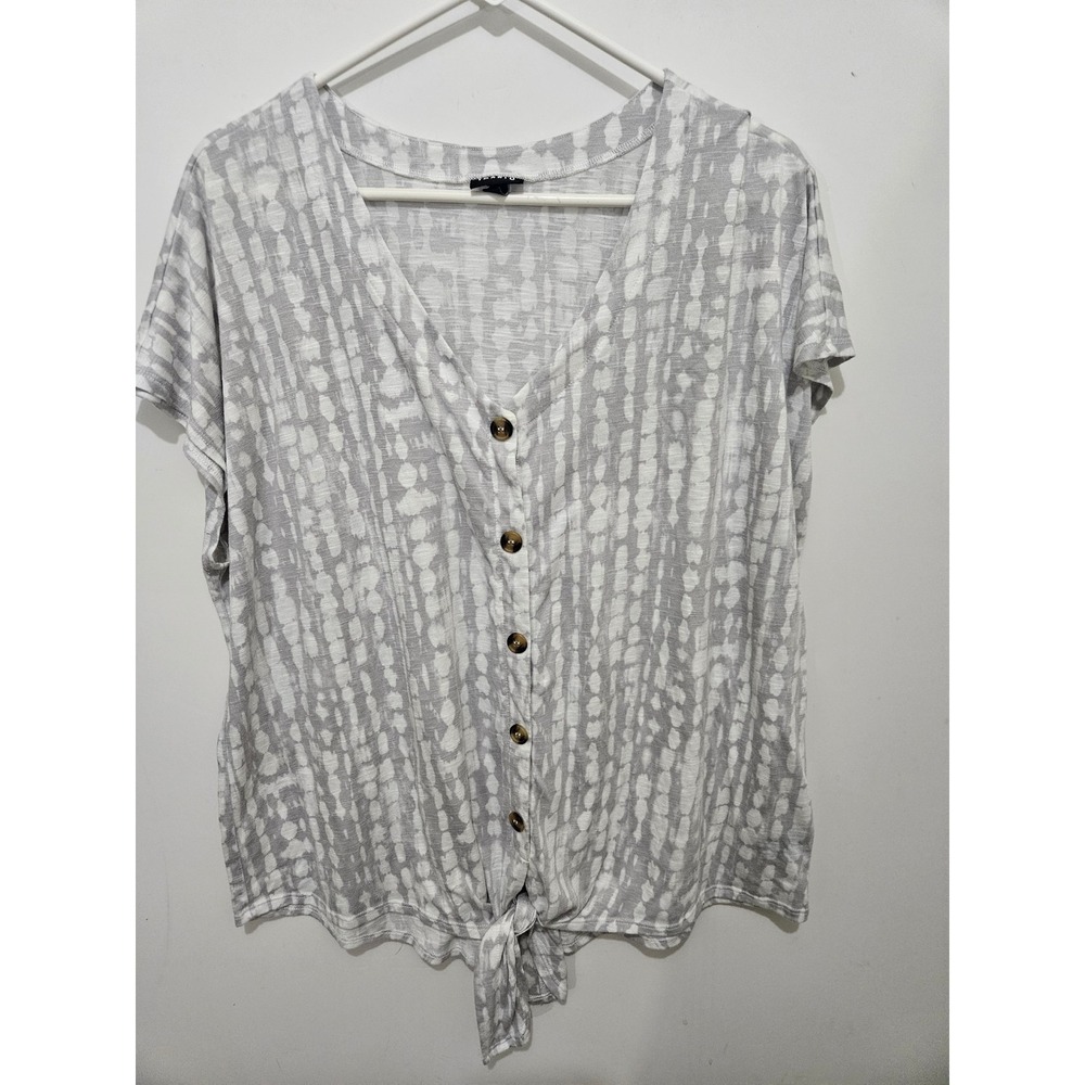 Torrid Women Grey White Tie Dye Button Front Tie Hem Top Size 3 Plus 3X 12869736
